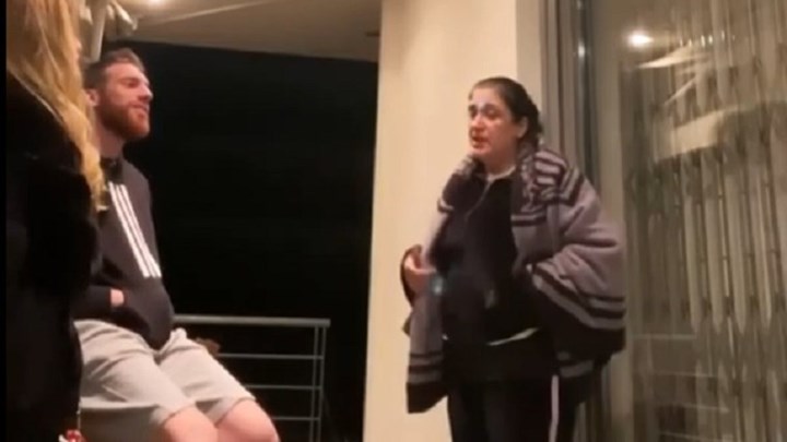 Κορονοϊός: Ο Ζοζέ Σα τραγουδά στο μπαλκόνι του – ΒΙΝΤΕΟ