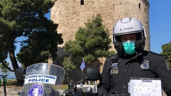 Κορονοϊός: Το ξεχωριστό μήνυμα του μασκοφόρου αστυνομικού μπροστά στον Λευκό Πύργο – ΦΩΤΟ