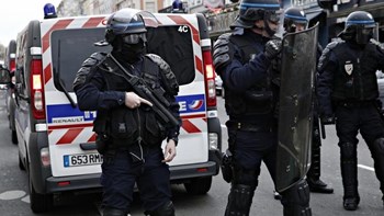 Κορονοϊός: Η Γαλλία αναπτύσσει 100.000 αστυνομικούς για την επιβολή των αυστηρών περιορισμών