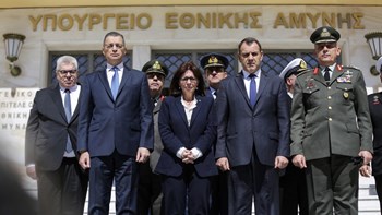 Το παρασκήνιο από την επίσκεψη της Κατερίνας Σακελλαροπούλου στο υπουργείο Εθνικής Άμυνας
