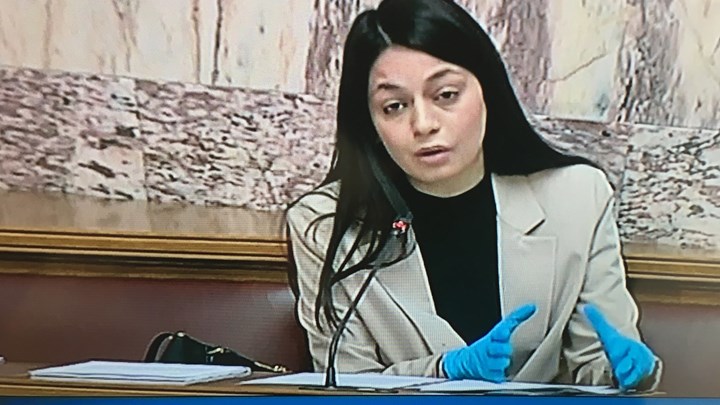 Κορονοϊός: Βουλευτής εμφανίστηκε με γάντια στη Βουλή – ΦΩΤΟ