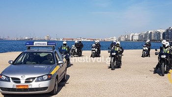 Κορονοϊός-Θεσσαλονίκη: Περιπολίες της ΕΛ.ΑΣ. με ντουντούκες στην παραλία – “Μείνετε σπίτι σας” – ΒΙΝΤΕΟ