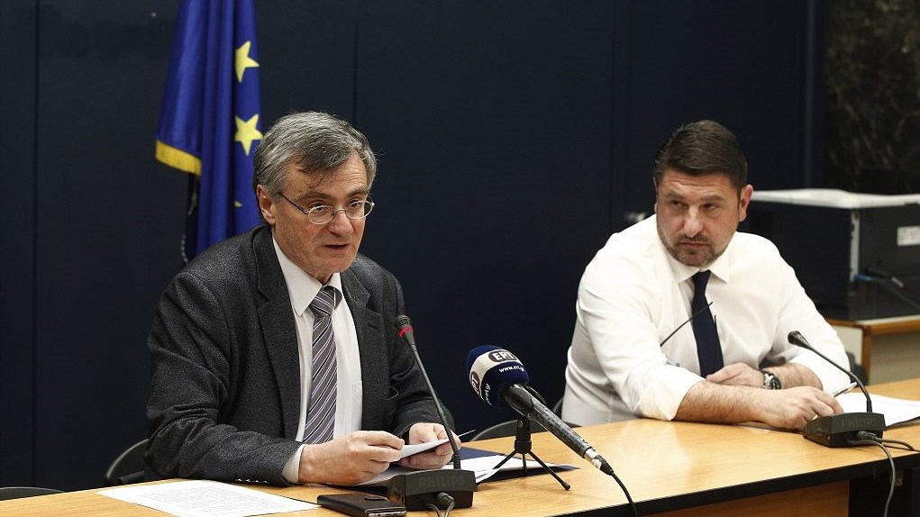 Κορονοϊός: Τσιόδρας και Χαρδαλιάς έστειλαν μήνυμα με ένα αυτοκόλλητο – ΦΩΤΟ