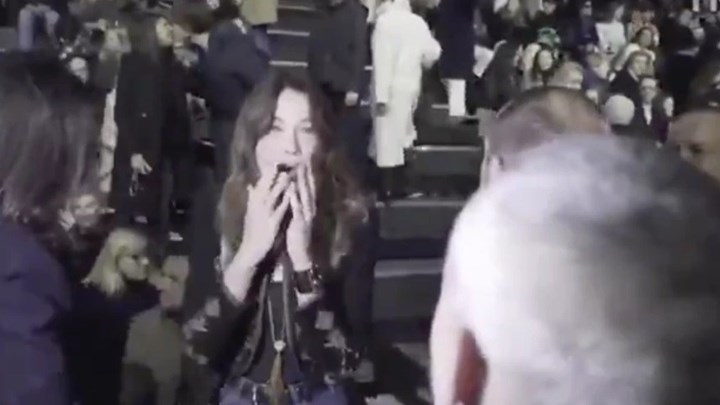 Κορονοϊός: Αντιδράσεις για την Κάρλα Μπρούνι – Βήχει και κοροϊδεύει – ΒΙΝΤΕΟ