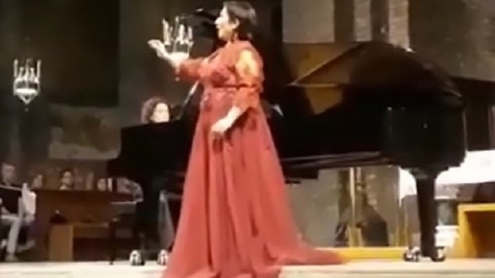 Κορονοϊός: Ισπανίδα σοπράνο ερμήνευσε άρια από το μπαλκόνι της – ΒΙΝΤΕΟ