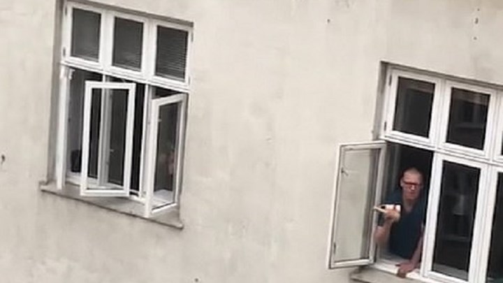 Κορονοϊός: Και στη Δανία τραγουδούν στα μπαλκόνια τους – ΒΙΝΤΕΟ