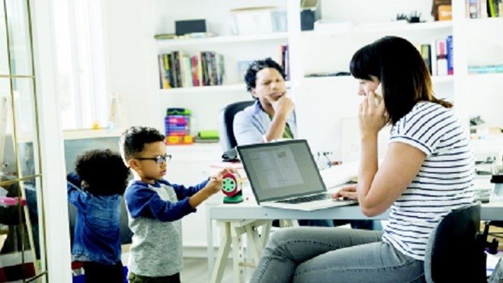 Κορονοϊός: Συμβουλές προς γονείς που δουλεύουν από το σπίτι