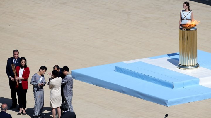 Παραδόθηκε η Ολυμπιακή Φλόγα στην οργανωτική επιτροπή του Τόκιο – Πρωτόγνωρες εικόνες στο Καλλιμάρμαρο – ΦΩΤΟ