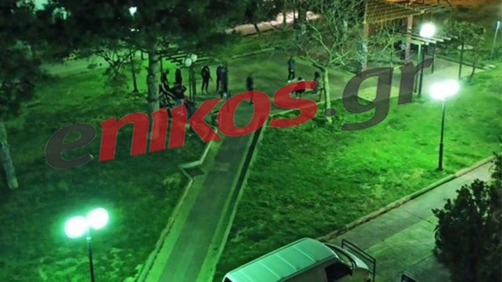 Κορονοϊός: Συναθροίσεις κόσμου σε πλατείες παρά την απαγόρευση – ΦΩΤΟ αναγνώστη