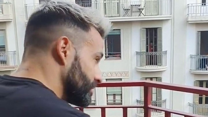 Κορονοϊός: Το διαδίκτυο “τρελάθηκε” με τον πιανίστα της Βαρκελώνης – ΒΙΝΤΕΟ