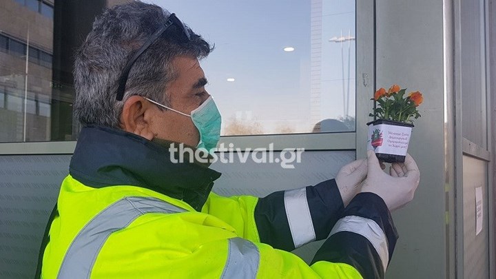 Κορονοϊός: Δημοτικοί αστυνομικοί μοιράζουν γλαστράκια με το μήνυμα “Μένουμε Σπίτι” – ΦΩΤΟ – ΒΙΝΤΕΟ