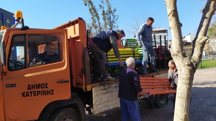 Κορονοϊός: Ξηλώνουν τα παγκάκια στην Κατερίνη – ΦΩΤΟ