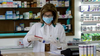 Κορονοϊός-Θεσσαλονίκη: Με το σταγονόμετρο τα αντισηπτικά και τα γάντια στα φαρμακεία της πόλης