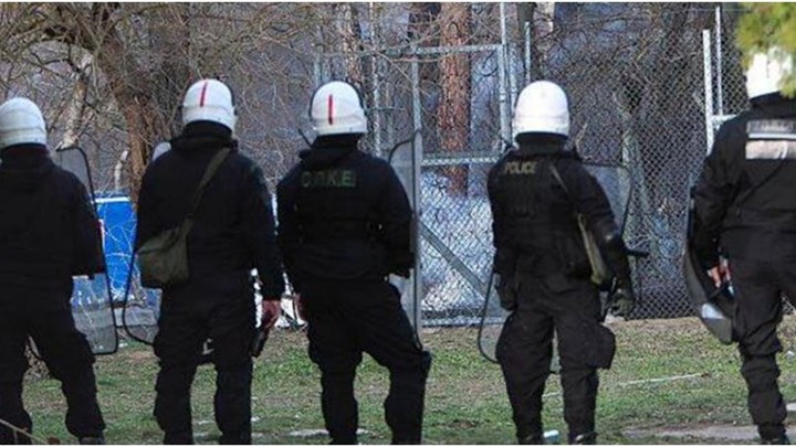 Καστανιές Έβρου: Το “ευχαριστώ” των κατοίκων στις δυνάμεις των ΜΑΤ – BINTEO