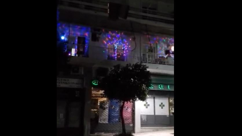 Κορονοϊός-Νέα Ιωνία: Μεταμόρφωσε το μπαλκόνι του σε ντίσκο, με μουσική και φωτορυθμικά – ΒΙΝΤΕΟ