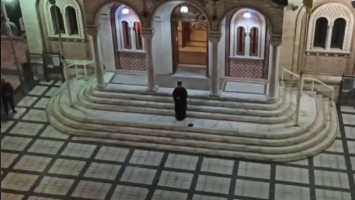 Κορονοϊός: Ιερέας έψαλε το “Τη Υπερμάχω” στο προαύλιο του ναού και οι πιστοί συμμετείχαν από τα μπαλκόνια