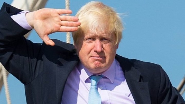 Κορονοϊός: Ειδικά μέτρα για τους ευάλωτους και περισσότερες αναπνευστικές συσκευές ζητεί ο Τζόνσον