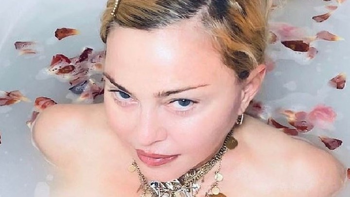 Κορονοϊός: Η Μαντόνα στην μπανιέρα της μιλά για τον ιό