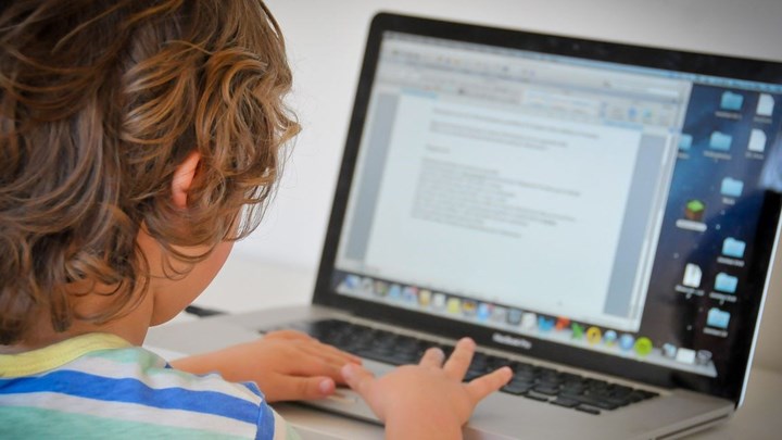 Mένουμε Σπίτι: 8 συμβουλές για να πλοηγούνται τα παιδιά σας με μεγαλύτερη ασφάλεια στο διαδίκτυο
