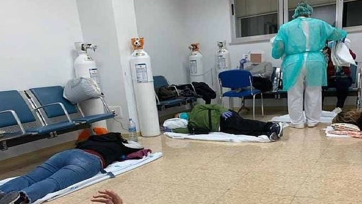 Κορονοϊός: Τραγική η κατάσταση σε νοσοκομεία της Ισπανίας – Ασθενείς με φιάλες οξυγόνου ξαπλωμένοι στο πάτωμα