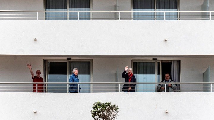 Viral-Κορονοϊός: Αστυνομικοί τραγουδούν σε κατοίκους που βρίσκονται σε καραντίνα – ΒΙΝΤΕΟ