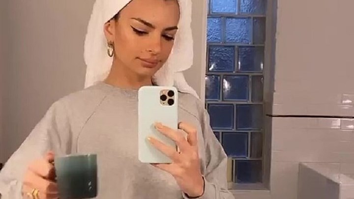 Η Έμιλι Ρατακόφσι μένει σπίτι και αναπολεί τα μπικίνι της – ΦΩΤΟ – ΒΙΝΤΕΟ