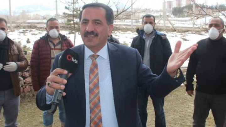 Κορονοϊός: Τούρκος καλλιτέχνης τραγουδά «να χτυπήσει ο ιός την Ελλάδα» – ΒΙΝΤΕΟ