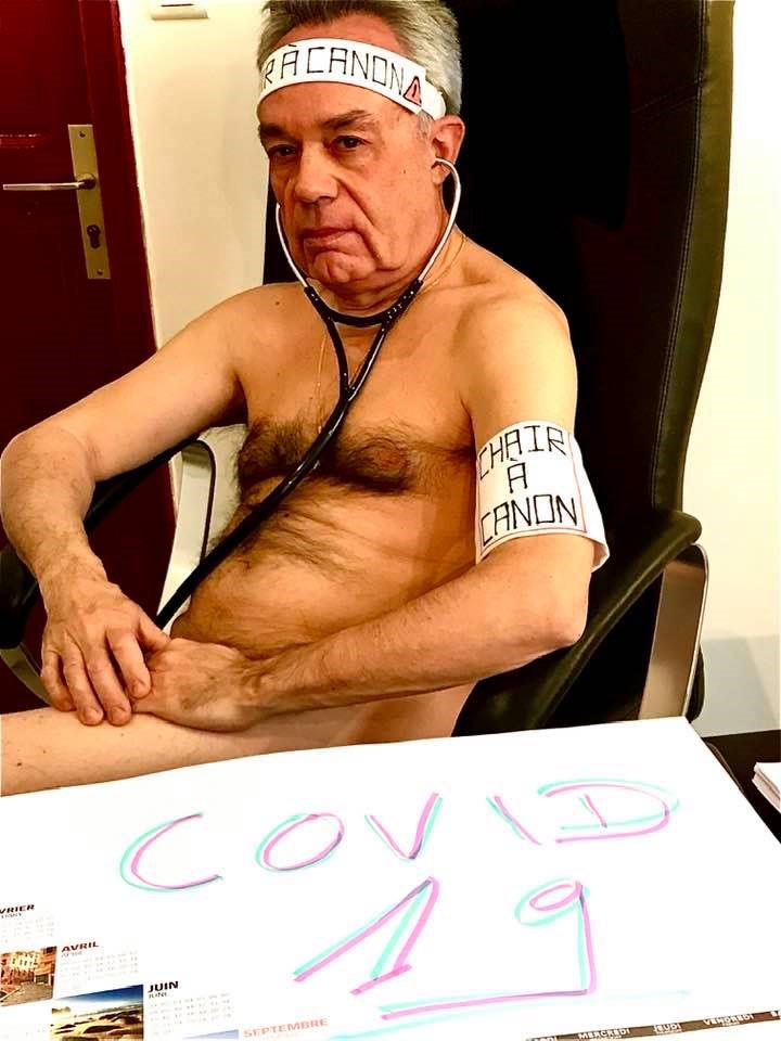 Κορονοϊός: Γιατρός ποζάρει γυμνός για να διαμαρτυρηθεί – ΦΩΤΟ