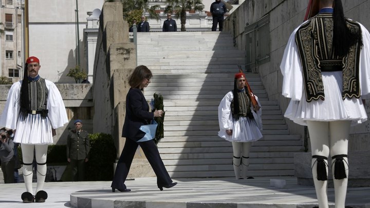 Κορονοϊός – 25η Μαρτίου: Κατάθεση στεφάνου από την Κατερίνα Σακελλαροπούλου – ΒΙΝΤΕΟ