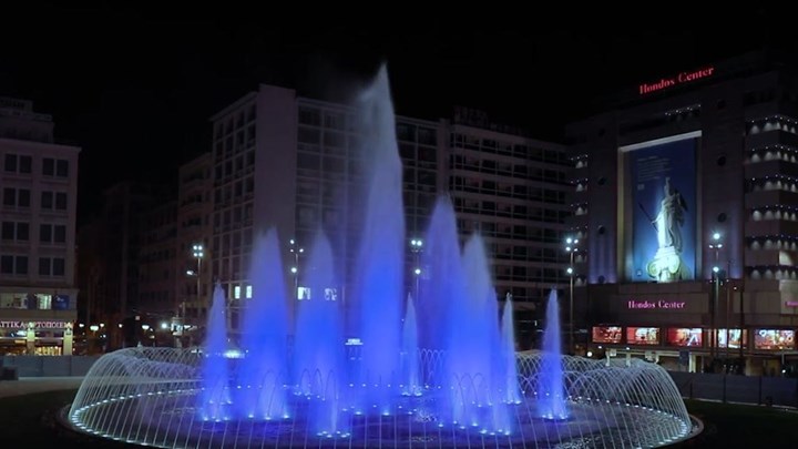 Η Ομόνοια φωτίστηκε στα χρώματα της Ελλάδας – ΒΙΝΤΕΟ