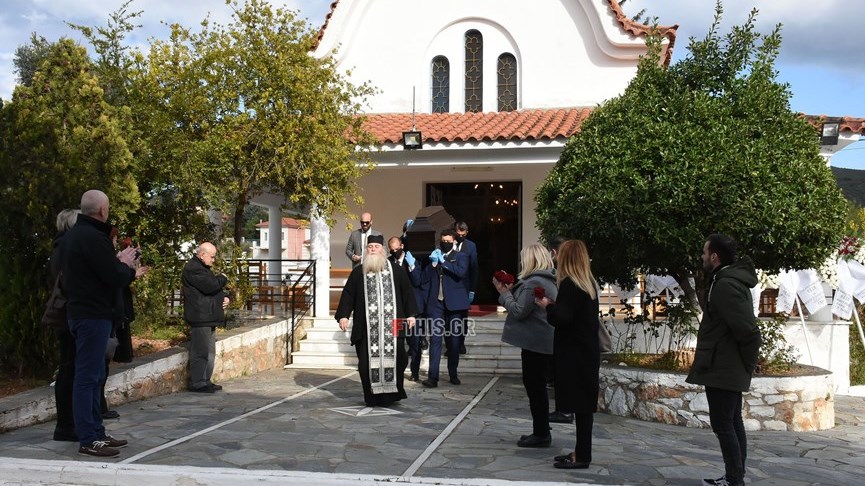 Κηδεία Πάνου Χατζηκουτσέλη: Με μάσκες το τελευταίο αντίο στον ηθοποιό – ΦΩΤΟ