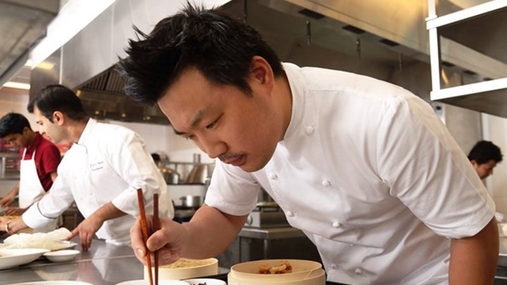 Κορονοϊός: Βραβευμένος σεφ μαγειρεύει για άπορους Λονδρέζους εν μέσω της καραντίνας – ΒΙΝΤΕΟ