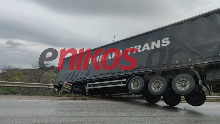 Θεσσαλονίκη: “Δίπλωσε” νταλίκα στην Εγνατία Οδό – ΦΩΤΟ αναγνώστη