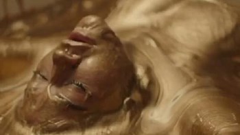 Ρίτα Όρα: Βουτιά σε χρυσό – ΦΩΤΟ – ΒΙΝΤΕΟ