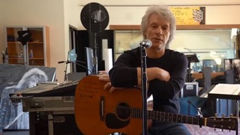 Κορονοϊός: Ο Τζον Μπον Τζόβι θέλει να γράψει τραγούδι για τον ιό και ζητεί τη βοήθειά μας – ΒΙΝΤΕΟ