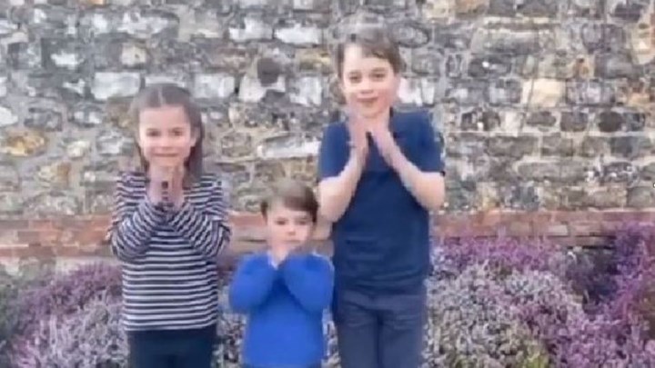 Κορονοϊός: Τα παιδιά του πρίγκιπα Ουίλιαμ και της Κέιτ Μίντλετον χειροκροτούν τους γιατρούς της Βρετανίας