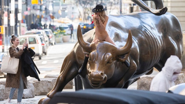 Νέα Υόρκη: Γυμνή «καουμπόισσα» έπιασε τον ταύρο της Wall Street από τα κέρατα – ΦΩΤΟ