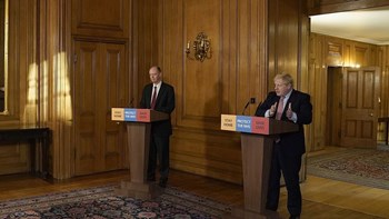 Κορονοϊός: Σε καραντίνα και ο κορυφαίος σύμβουλος του Τζόνσον για την πανδημία