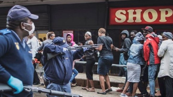 Κορονοϊός – Νότια Αφρική: Αστυνομικοί άνοιξαν πυρ σε πελάτες σουπερμάρκετ – ΒΙΝΤΕΟ