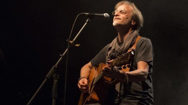 O Mίλτος Πασχαλίδης στον Real fm 97,8: Αποκάλυψε πώς έγινε η διασκευή του τραγουδιού “Θα κάτσω σπίτι”