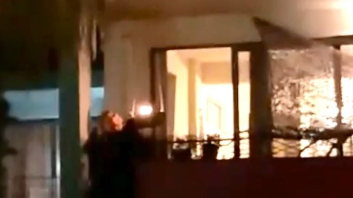 Γενέθλια την εποχή του κορονοϊού: Η έκπληξη που έκαναν στην εορτάζουσα οι γείτονές της – ΒΙΝΤΕΟ