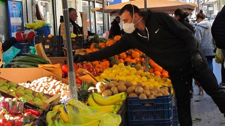 Κορονοϊός: Εντείνονται οι έλεγχοι στις λαϊκές αγορές – Έρχονται “λουκέτα” για τους παραβάτες