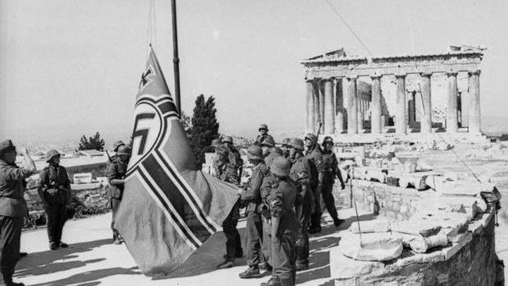 Μανώλης Γλέζος: Όταν κατέβασε μαζί με τον Σάντα τη σημαία των ναζί από την Ακρόπολη