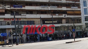 Ουρές έξω από τράπεζες για τις συντάξεις – ΦΩΤΟ αναγνώστη