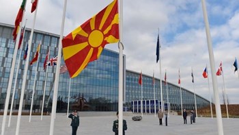 Βόρεια Μακεδονία: Έπαρση της σημαίας στην έδρα του ΝΑΤΟ