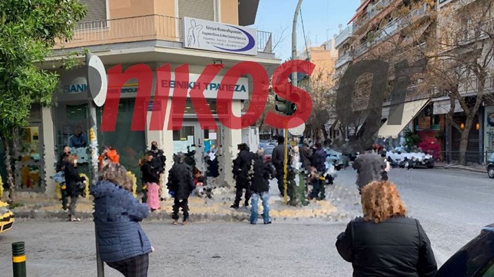 Κορονοϊός: Ουρές έξω από τράπεζες παρά τις οδηγίες αποφυγής συνωστισμού – ΦΩΤΟ