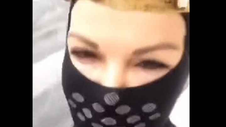 Νατάσα Καλογρίδη: Πήγε σούπερ μάρκετ φορώντας μάσκα και…κορόνα – ΒΙΝΤΕΟ