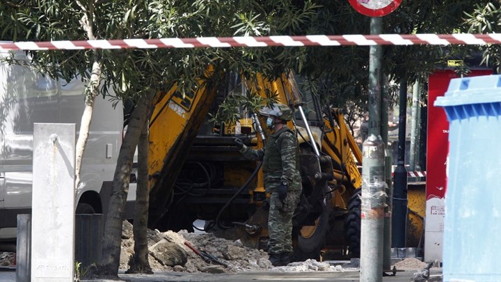 Οβίδα του Β’ Παγκοσμίου Πολέμου στο Σύνταγμα: Εκκενώθηκαν τα υπουργεία Οικονομικών και Ανάπτυξης