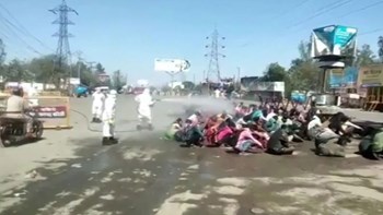 Σάλος στην Ινδία: Ψέκασαν εργάτες στη μέση του δρόμου για να τους απολυμάνουν