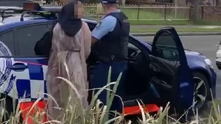Κορονοϊός: Γυναίκα φτύνει αστυνομικό στο πρόσωπο – ΒΙΝΤΕΟ